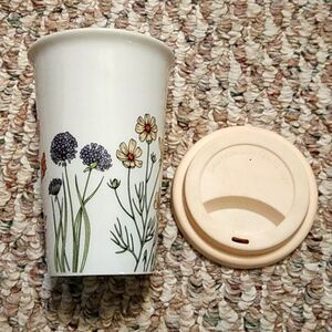 Ceramic coffee cup with silicone lid